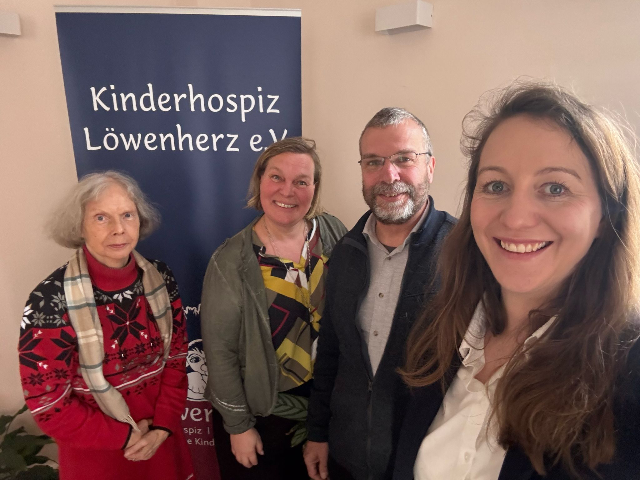 Foto: Christine Piefke (links) mit der MdL Sophie Ramdor und Verantwortlichen 
vom Kinderhospiz L�wenherz, Braunschweig, im vergangenen Jahr.
Quelle: Sophie Ramdor, CDA Braunschweig (2025).

